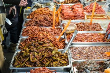 市場で売られている唐辛子漬けの食材