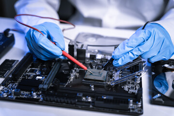 Obraz premium Hands repairing electronic devices. Electronic technician.