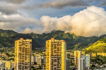 Obraz premium Colorful Sunrise Pacific Ocean Buildings Waikiki Honolulu Hawaii