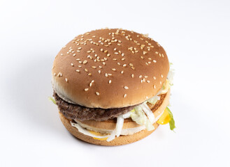 großer Doppel Hamburger auf weißen Hintergrund zum Freistellen