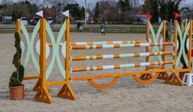 Springreiten Hindernisse auf einem Springreitplatz