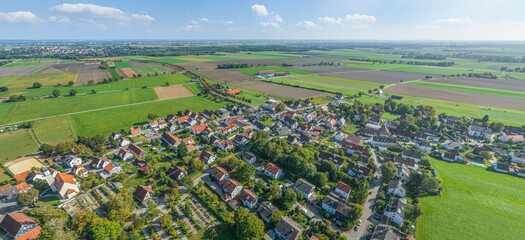Bergheim, ein Stadtteil von Augsburg, aus der Luft, Blick über den südlichen Ort in die...