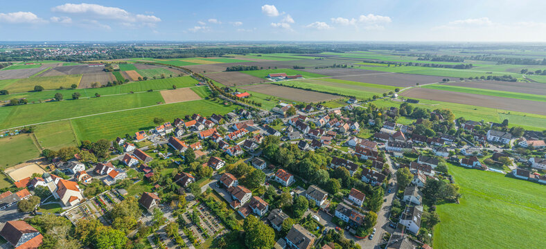 Bergheim, ein Stadtteil von Augsburg, aus der Luft, Blick &uuml;ber den s&uuml;dlichen Ort in die Wertach-Ebene