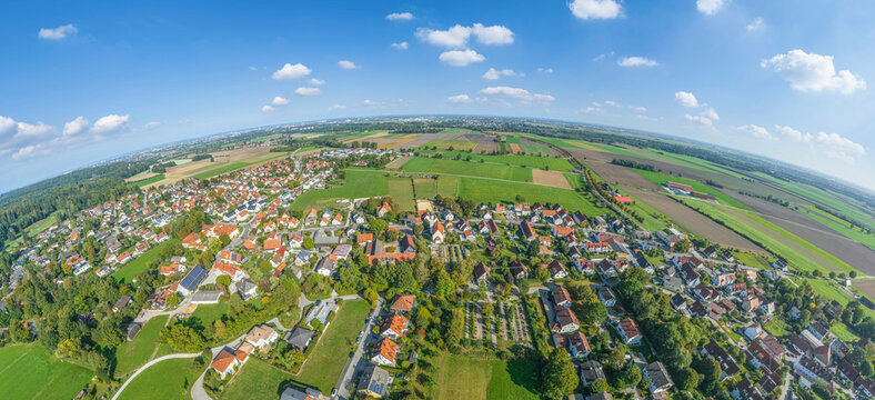 Bergheim am Rand des Naturparks Westliche W&auml;lder bei Augsburg im Luftbild