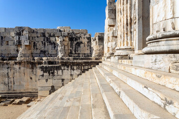 Obraz premium Courtyard of the Temple of Apollo in the antique city of Didyma. Fragment of staircase and massive colonnade. Didim (Aydin), Turkey (Turkiye)