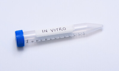 Plastikowa fiolka z napisem in vitro na białym tle