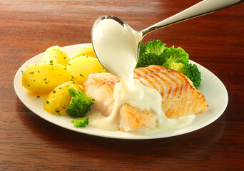 Helle Sauce, Fisch, Kartoffeln, Broccoli, Kabeljau, Tellergericht, 