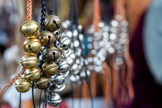 Klingelglocken aus verschiedenen Metallen am Band f&uuml;r die Schmuckherstellung, als Dekobedarf oder f&uuml;r die musikalische Fr&uuml;herziehung.