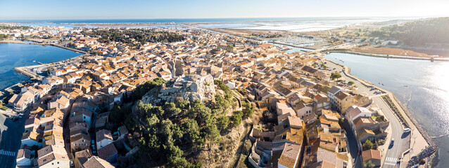 Panorama aérien de Gruisssan (Aude, Occitanie, France)