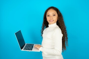 Naklejka premium Adorable Young beautiful teen girl holding modern device