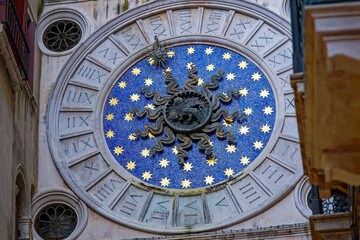 Obraz premium Scenic view of clock face of clock tower named Torre dell'Orologio with blue background and golden stars at City of Venice on a blue cloudy summer day. Photo taken August 6th, 2023, Venice, Italy.