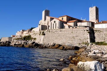 France, côte d'azur, Antibes, les remparts de la vielle ville dominés par le château Grimaldi et la cathédrale face à la mer méditerranée.