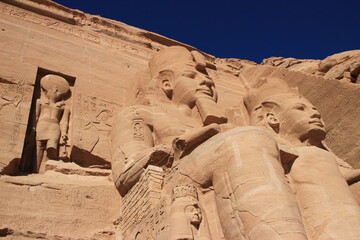 Temple d'Abou Simbel Egypte : vue de droite de la façade zoom sur les statues - obrazy, fototapety, plakaty