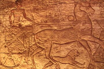 Fototapeta premium ntérieur du Temple Abou Simbel , Egypte : bas relief de Ramsès II sur un char