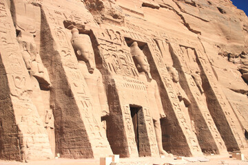 Site d'Abou Simbel , Temple de Néfertari reine de Ramsés II : vue de la façade avec suppression de projecteurs  (focale normale 32 mm)