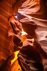 Image capturée dans le majestueux Antelope Canyon aux États-Unis, baignée d'une lumière...