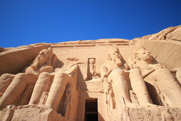 Temple Abou Simbel , Egypte : Entrée , statues de Ramses ii et bas relief Horus (de face grand...