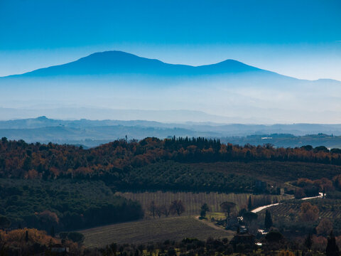 Italia, Toscana, Siena, zona del Chianti e sullo sfondo il Monte Amiata.