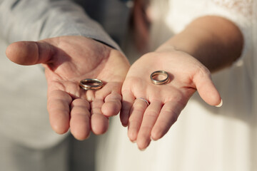 Hände mit Eheringen des Brautpaares - 695363075