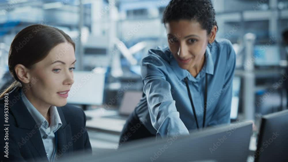 Fototapete Caucasian Female Engineer And Hispanic Product Manager Using Desktop Computer And Talking At Automated Factory With Robotic Hands. Multiethnic Facility Worker Using Soldering Jet Printer On Background