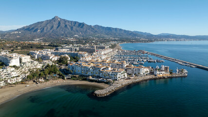 Fototapeta na wymiar vista aérea con dron de puerto Banús en la ciudad de Marbella, España 