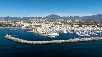 vista aérea con dron de puerto Banús en la ciudad de Marbella, España	