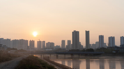 Fototapeta premium sunrise over the city