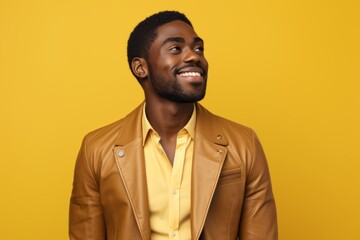 Obraz premium Portrait of a blissful afro-american man in his 20s sporting a stylish leather blazer against a pastel yellow background. AI Generation