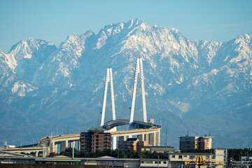 富山県 冬の剱岳と新湊大橋