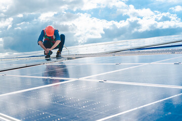 Male engineering teams install solar panels at solar power generating station, Professional engineer installing photovoltaic panel system using screwdriver, green energy and sustainable living - obrazy, fototapety, plakaty