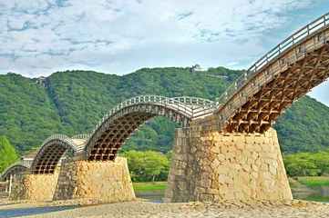 Photo sur Plexiglas Le pont Kintai Kintaikyo Bridge and Iwakuni Castle behind it in Iwakuni city, Yamaguchi prefecture, Japan