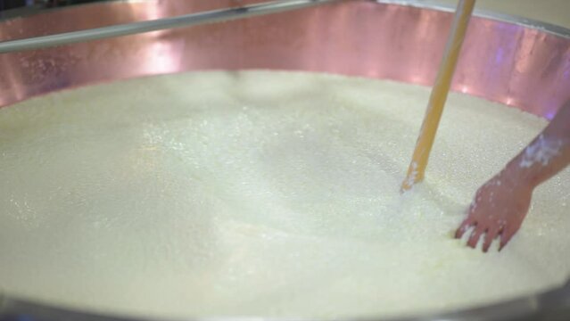 Parmigiano Reggiano preparazione del Formaggio pi&ugrave; buono del mondo