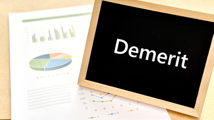 グラフの入った資料とミニ黒板_Demerit文字入り