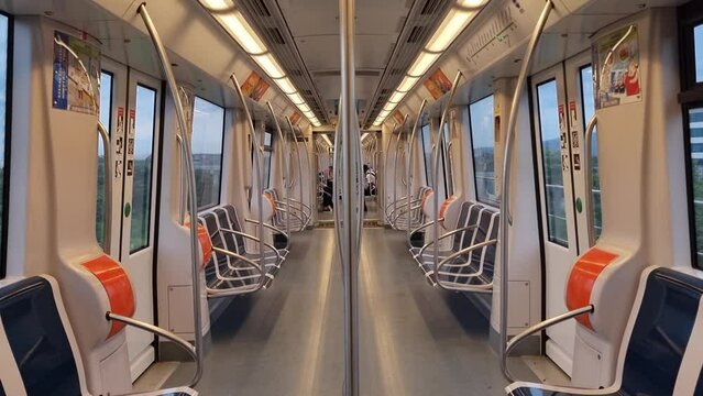 Metro de panam&aacute;, vag&oacute;n de metro. Recorrido en transporte publico, tren urbano.