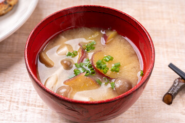 さつま芋としめじの味噌汁