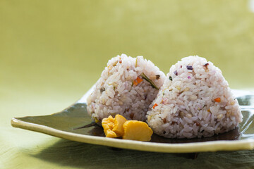 できたて雑穀おにぎりとおしんこ