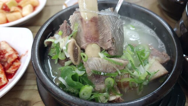 한국 인기 요리 갈비탕입니다. 뜨거운 뚝배기에 담겨져 있다