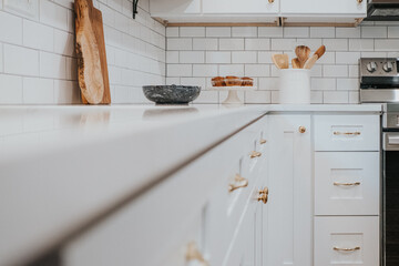 White kitchen cabinets and backsplash design