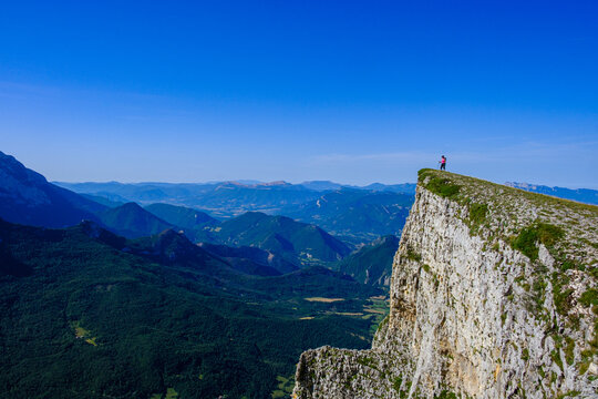 Escursionista al Parco Naturale Regionale del Vercors, Rodano-Alpi, Francia