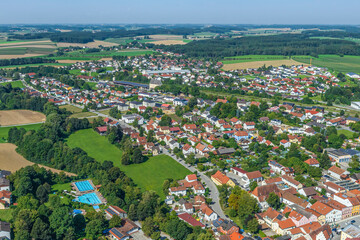 Fototapeta na wymiar Die Stadt Neumarkt-Sankt Veit im oberbayerischen Rotttal im Luftbild, Blick zum Bahnhof