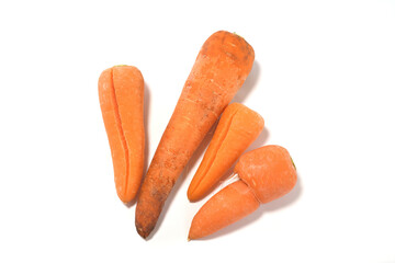 傷んだ規格外のニンジン4本白バック