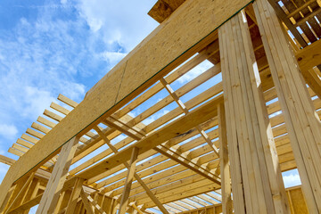 Obraz premium Beams framed in wooden framework under construction of new house