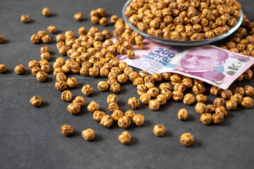 A plate full of Çorum roasted chickpeas, the price of which has increased, and 200 Turkish liras,
