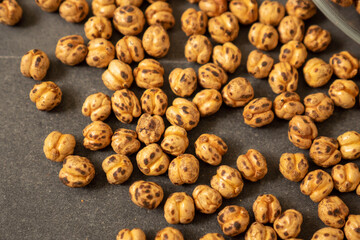 A plateful of freshly roasted famous Çorum roasted chickpea,