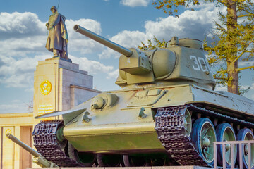 Panzer des Sowjetischen Ehrenmals in Berlin auf der Straße des 17. Juni, im Hintergrund Statue des...