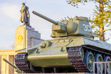 Panzer des Sowjetischen Ehrenmals in Berlin auf der Straße des 17. Juni, im Hintergrund Statue des...