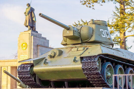 Panzer des Sowjetischen Ehrenmals in Berlin auf der Stra&szlig;e des 17. Juni, im Hintergrund Statue des russischen Soldaten
