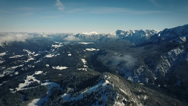 Flug &uuml;ber Wettersteingebirge bei Garmisch-Partenkirchen/Zugspitze. Am Horizont ist das Karwendelgebirge zu sehen.