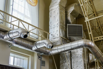 Thermally insulated elements of the ventilation and heating system in a large hangar