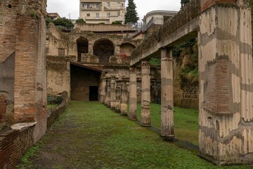 Fototapeta na wymiar courtyard with columns in the ancient Roman city of Herculaneum